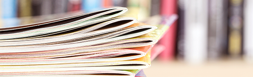 Stapel aufgeschlagener Zeitschriften